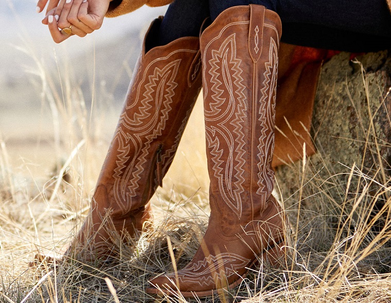 woman wearing women Ariat boots	